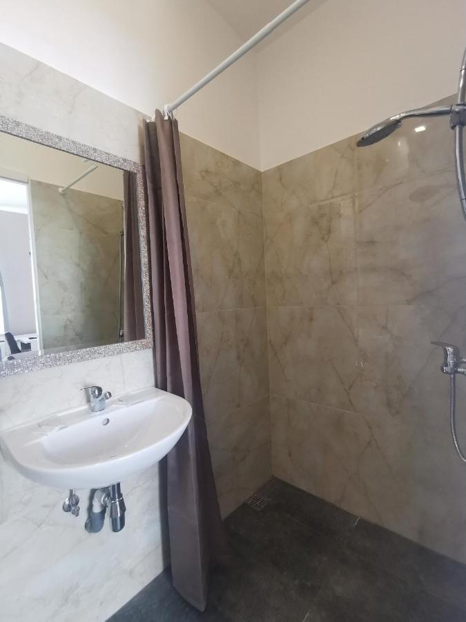 ריגה Central Hotel With Free Parking מראה חיצוני תמונה